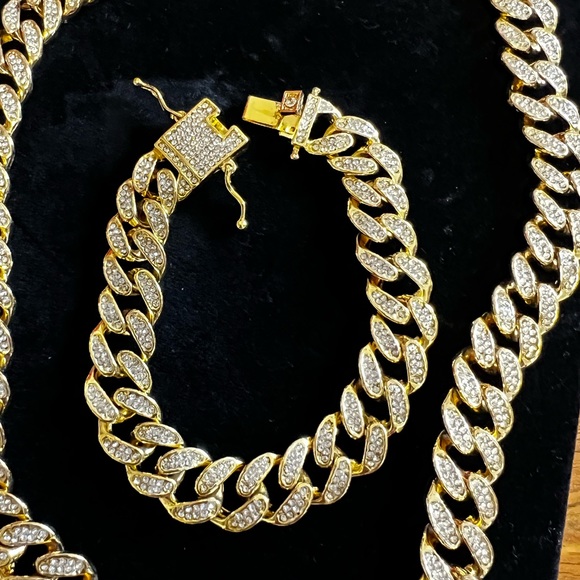 Unisex Beautiful gold tone matching necklace, and bracelet set. - Picture 3 of 4